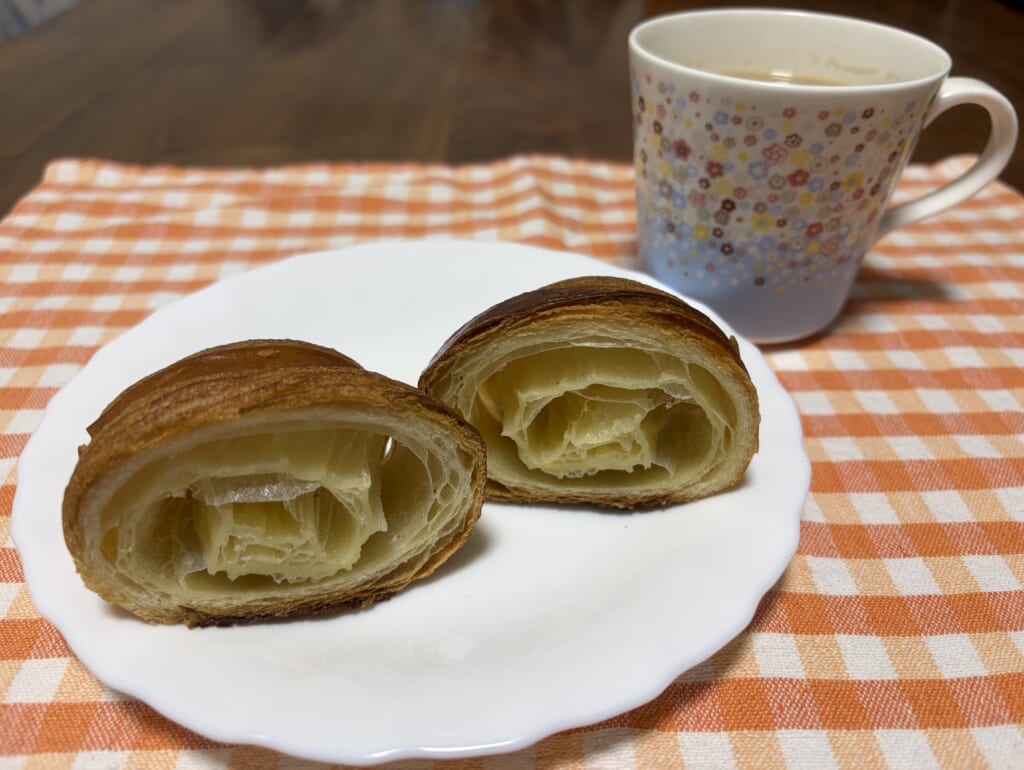 発酵バタークロワッサンとコーヒー